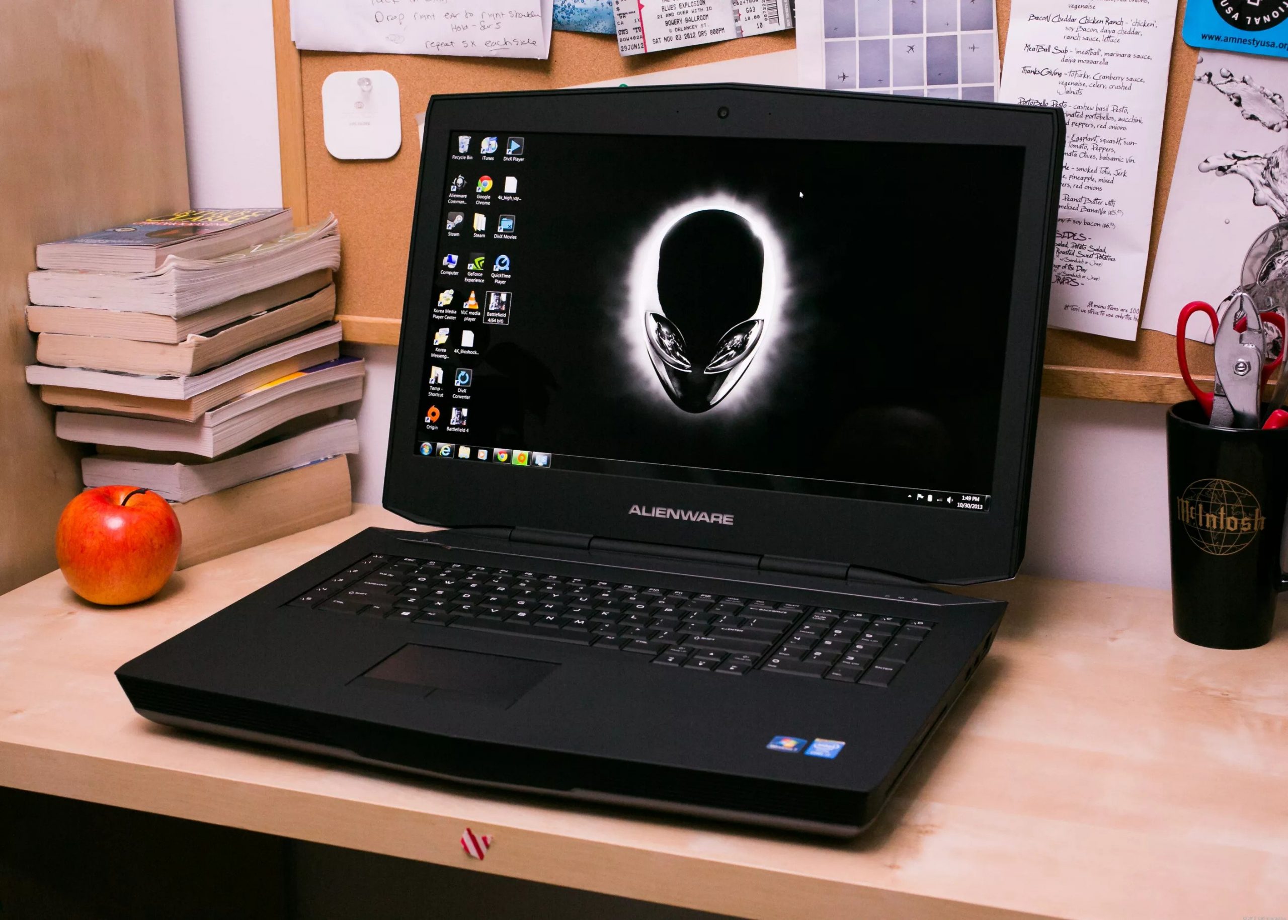 Ноутбук для видеомонтажа. Ноутбук Alienware m18x. Ноутбук Alienware 18. Alienware super Laptop. Alienware Laptop in 2010.